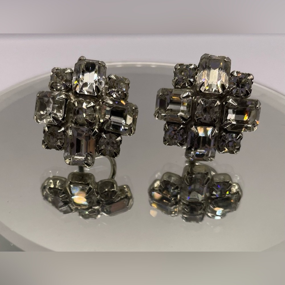 Vintage Weiss Silver Tone Screw Back Earrings with Faceted Crystals Signed - Picture 6 of 8